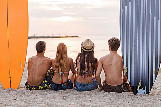 友谊,海洋,暑假,水上运动,人,概念,群体,朋友,穿,泳衣,坐,冲浪板,海滩,背影