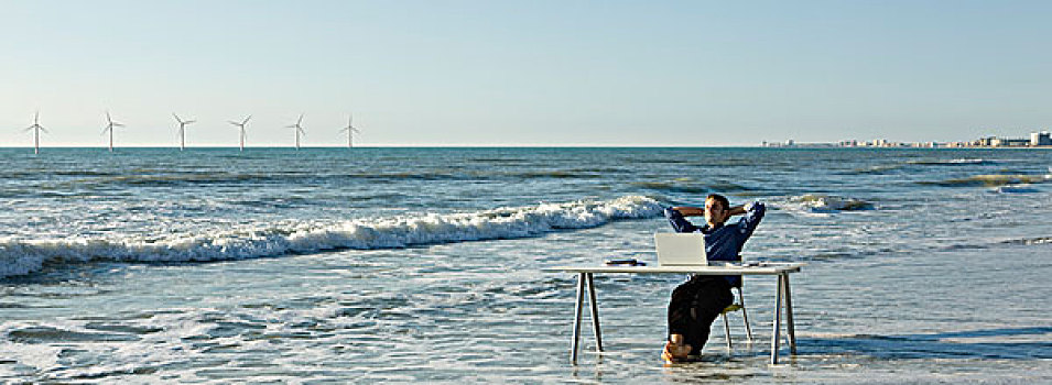 男人,放松,书桌,水边,海滩,风轮机,地平线