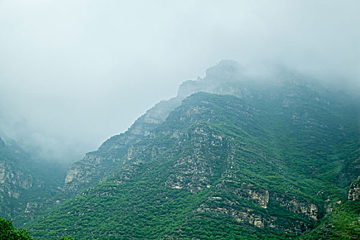 云雾笼罩着山峰
