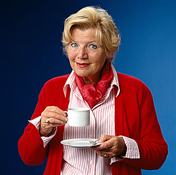 成年,女人,红色,毛衣,拿着,一杯咖啡,蓝色背景