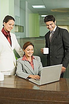 职业女性,工作,笔记本电脑,同事,站立,旁侧