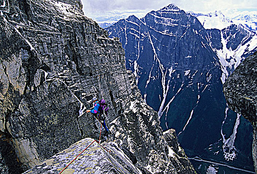 男人,攀登,西部,山脊,攀升,泛加公路,仰视,冰川国家公园,不列颠哥伦比亚省,加拿大