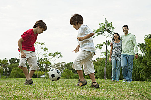 男孩,玩,足球,父母,看,背景