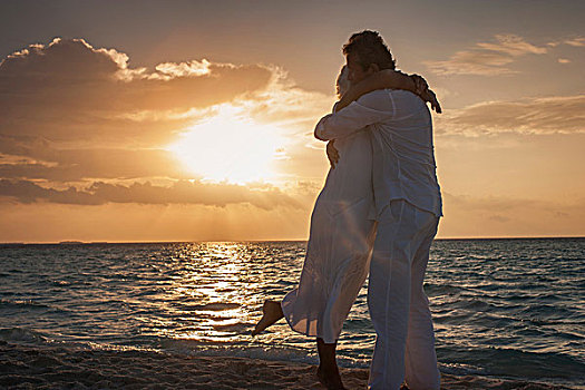 老年,夫妻,搂抱,海滩,马尔代夫