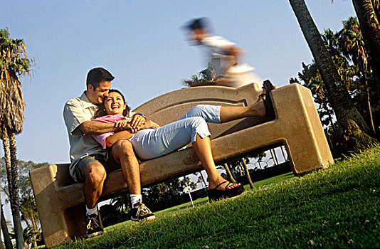 年轻,西班牙裔,伴侣,坐,公园,长椅