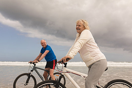 老年,夫妻,骑自行车,海滩