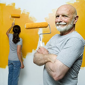 肖像,长者,拿着,油漆滚,老年,女人,绘画,墙壁