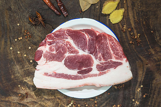优质精选的猪肉摆放在陈旧的木板上