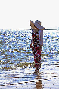 中国东方美女背对着镜头在看海