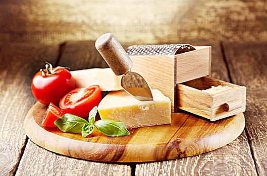 巴马干酪,擦菜板,木质背景