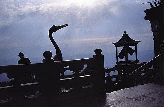 湖北十堰武当山石雕饰拦和铜铸的仙鹤,磬亭