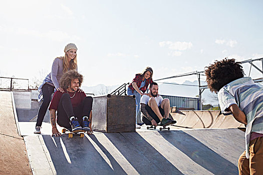 朋友,推,相互,滑板,晴朗,溜冰场
