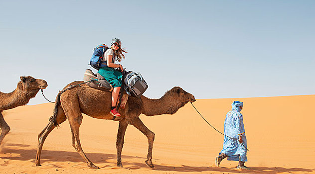 游客,单峰骆驼,贝多因人,沙丘,沙漠,却比沙丘,梅如卡,撒哈拉沙漠,摩洛哥,非洲