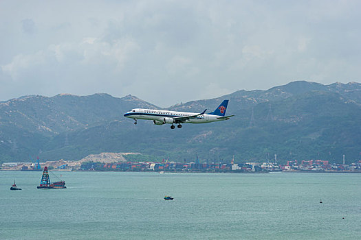 一架中国南方航空的客机正降落在香港国际机场