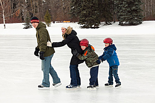 家庭,滑冰,一起,户外,滑冰场,艾伯塔省,加拿大