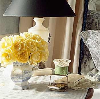 特写,玫瑰,花瓶,桌子