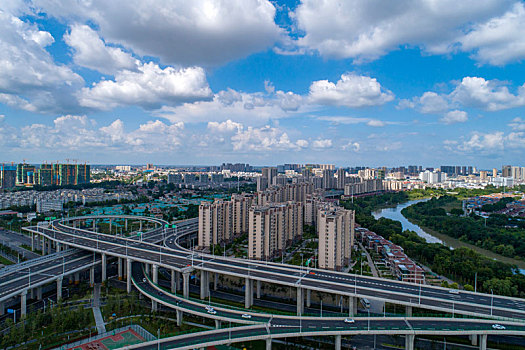 江苏淮安蓝天白云下的运河城市