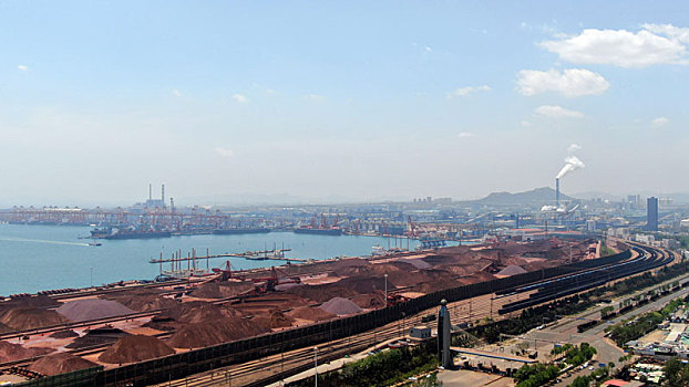 山东省日照市,航拍蓝天白云下的港口煤海,繁忙有序尽显经济活力