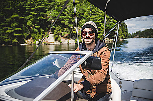 微笑,男青年,毛织品,帽子,驾驶,汽艇,湖