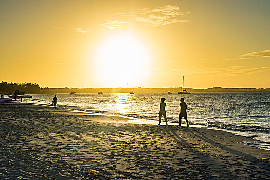 情侣,享受,日落,优雅,湾,海滩,普罗维登西亚莱斯岛,特克斯和凯科斯群岛