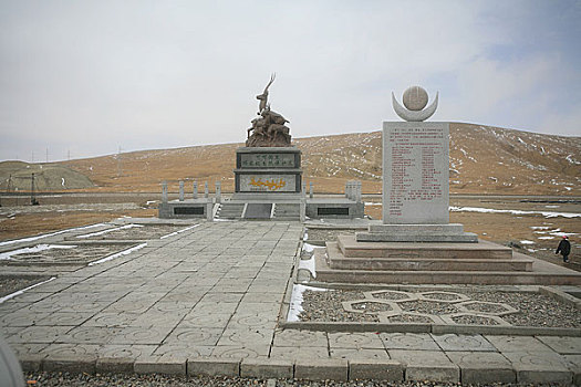 青海海拔米也是青藏公路上的一大关隘,亦称昆仑山垭口
