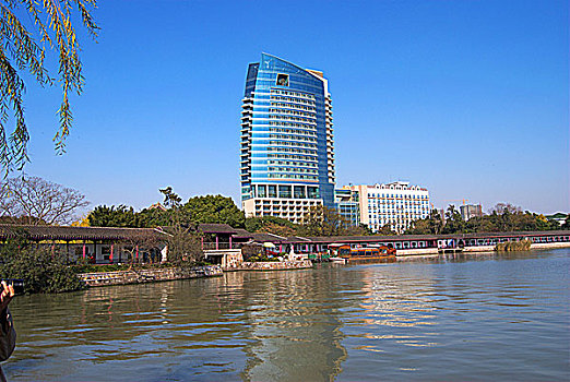 无锡蠡园酷似船帆的无锡滨湖饭店新大楼