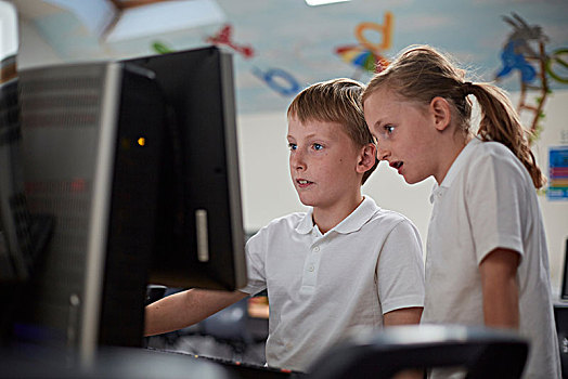 男生,女孩,用电脑,教室,小学