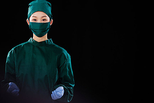 一位年轻女外科医生戴外科手套