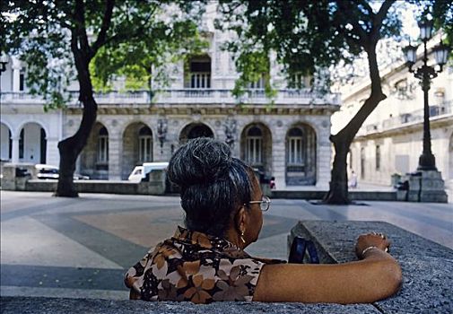 老,色彩,女人,休息,坐,石头,长椅,后视图,哈瓦那,古巴,加勒比海