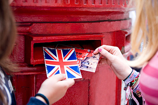 两个,少女,放,明信片,红色,邮筒