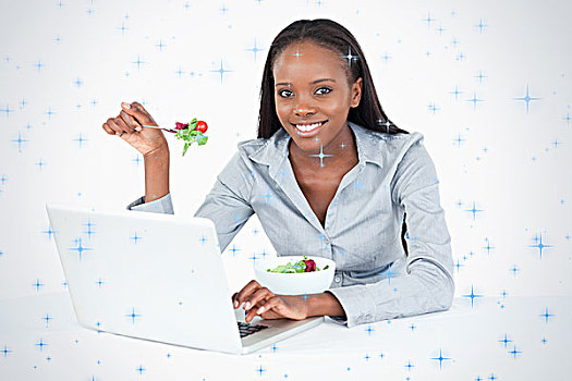 职业女性,工作,笔记本电脑,吃饭,沙拉
