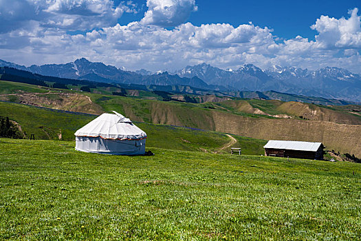 新疆昌吉天山草原牧场风景