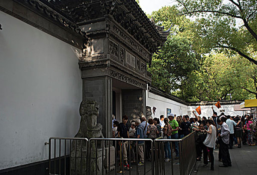 游客参观上海豫园