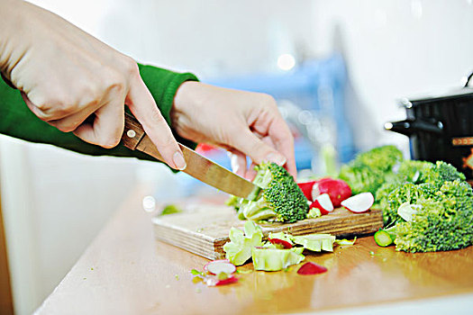 女人,准备,健康沙拉,绿色,红色,蔬菜,刀