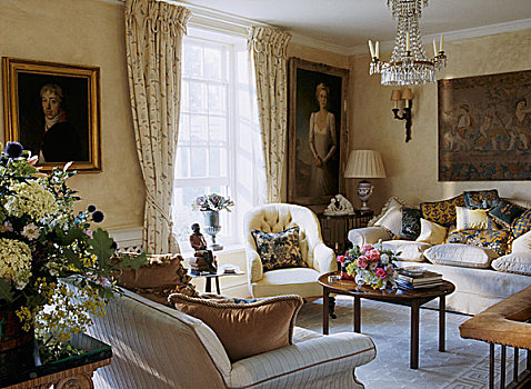 传统,黄色,起居室,软垫,扶手椅,沙发,茶几,玻璃,吊灯,图案,帘