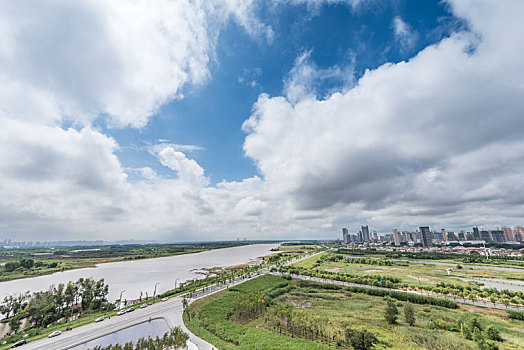 多云天气俯瞰江边绿地建筑