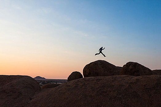 男青年,跳跃,花冈岩,石头,靠近,顶峰,达马拉兰,纳米比亚,非洲