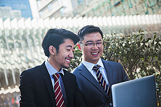 两个,微笑,商务人士,看,笔记本电脑,一起,户外,北京