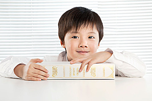 穿白襯衫坐在椅子上的小學生