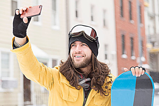微笑,男性,滑雪板玩家,智能手机,街道