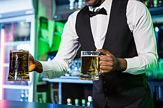 酒保,两个,玻璃杯,啤酒,吧台,酒吧