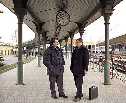 两个男人,交谈,火车站台