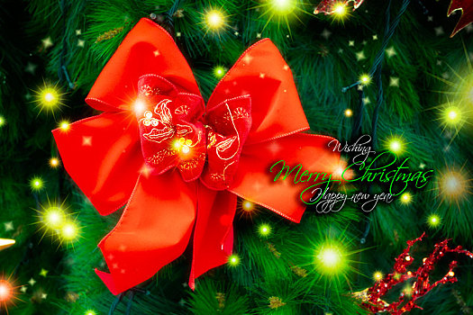 圣诞节,耶诞树上装饰许多耶诞饰品及红色蝴蝶结