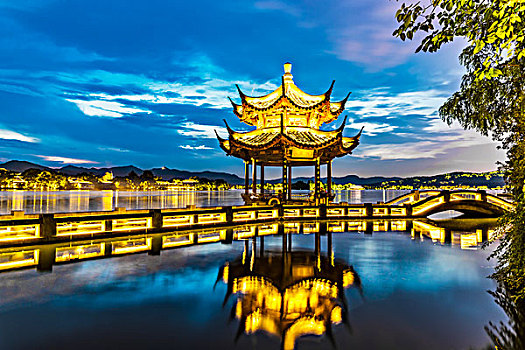 杭州西湖夜景夕影亭与双投桥