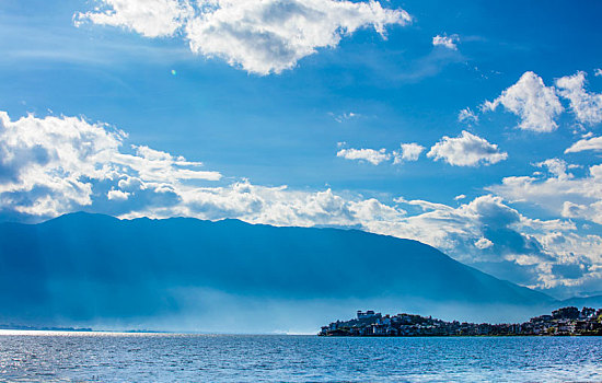 苍山洱海间