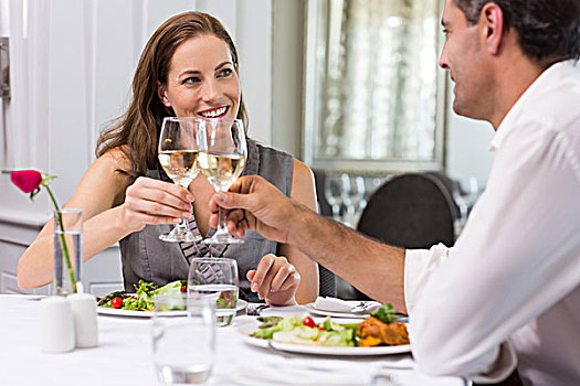 情侣,祝酒,葡萄酒杯,餐桌,餐馆