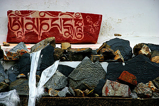 云南香格里拉古街白塔上的玛尼石