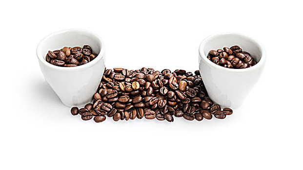 堆积,咖啡豆,两个,杯子,隔绝,白色背景