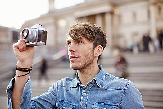 中年,男人,照相,特拉法尔加广场,喷泉,伦敦,英国