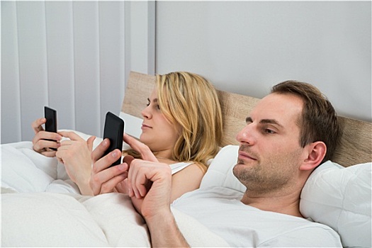 情侣,手机,床上